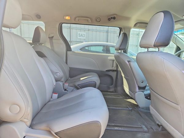 2013 TOYOTA SIENNA