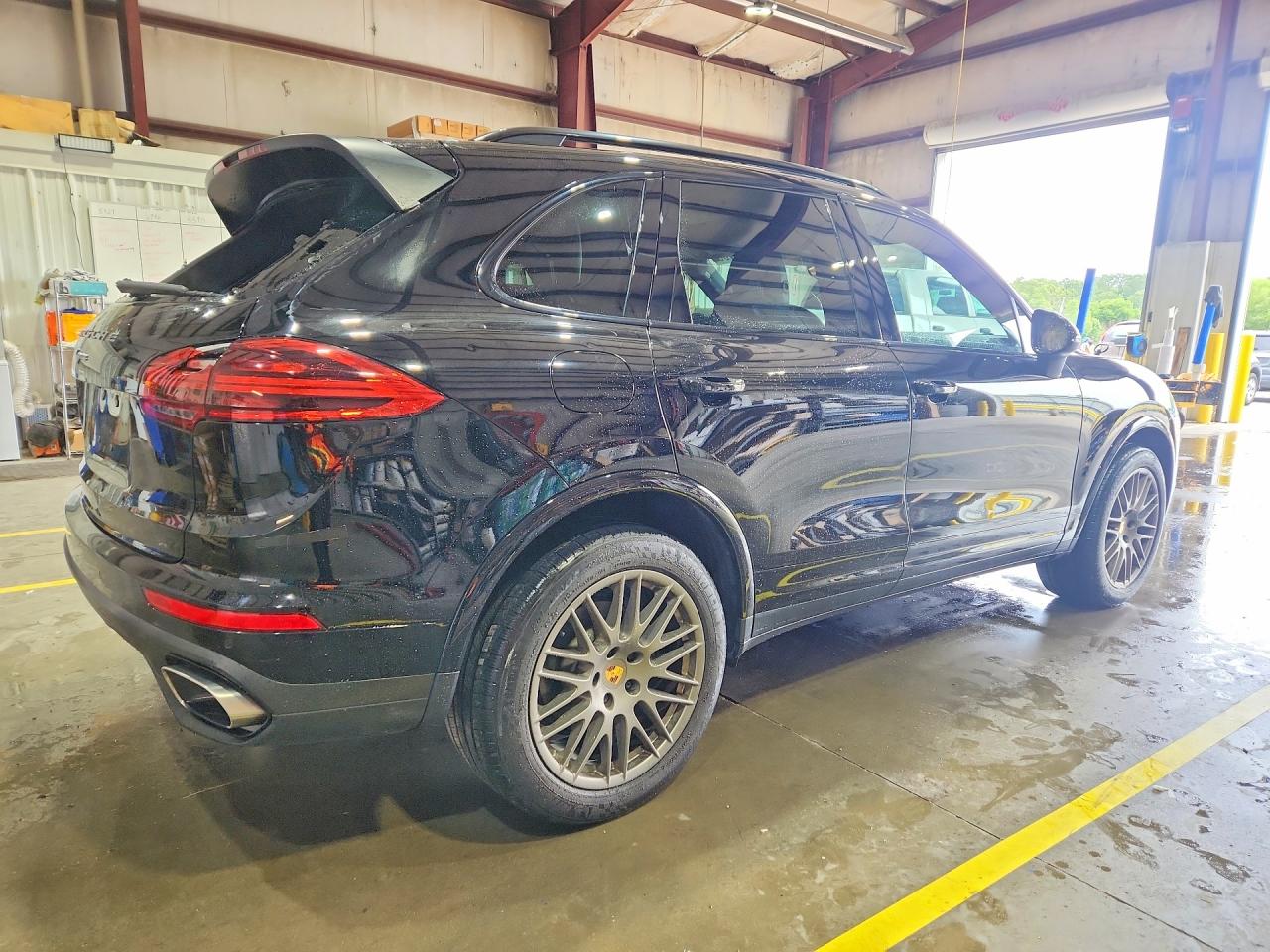 2017 PORSCHE CAYENNE