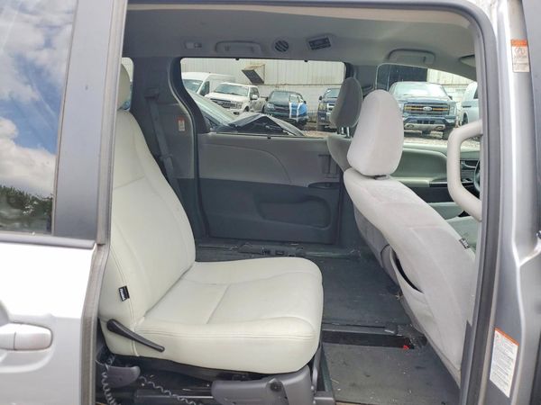 2016 TOYOTA SIENNA