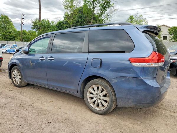 2014 TOYOTA SIENNA