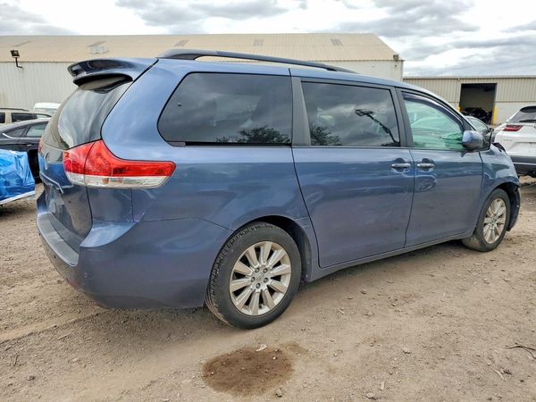 2014 TOYOTA SIENNA