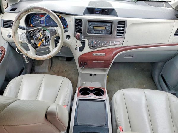 2014 TOYOTA SIENNA