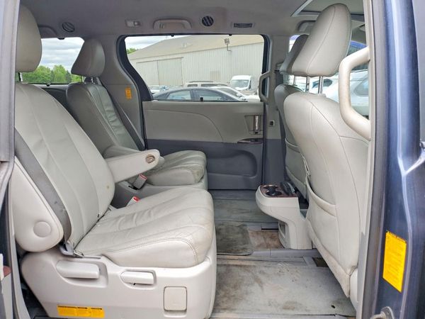 2014 TOYOTA SIENNA