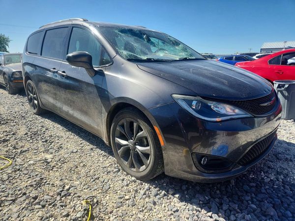 2019 CHRYSLER PACIFICA Touring L Plus — Passenger 3/4
