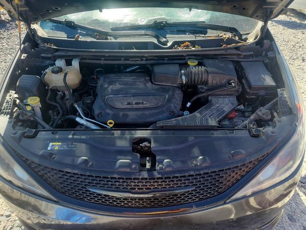 2019 CHRYSLER PACIFICA Touring L Plus — Engine bay