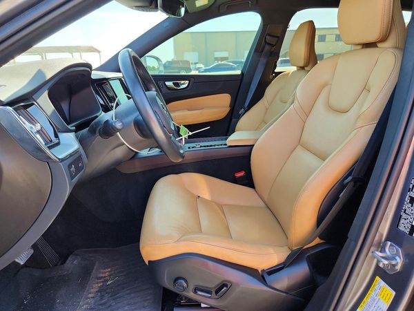 2020 VOLVO XC60 Momentum