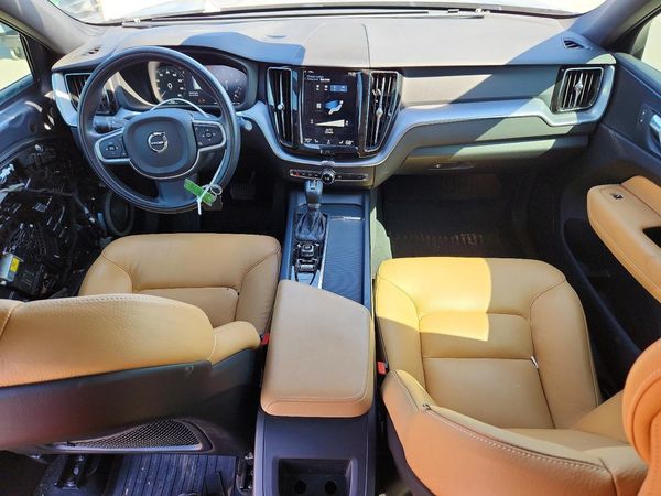 2020 VOLVO XC60 Momentum