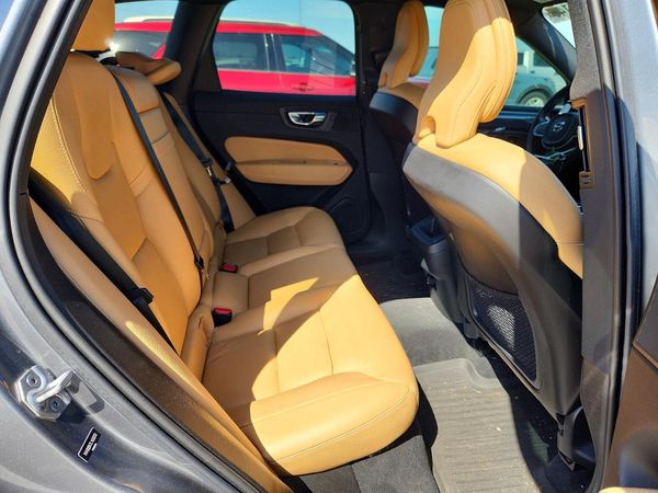 2020 VOLVO XC60 Momentum
