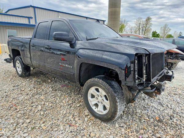2017 CHEVROLET SILVERADO LT — Passenger 3/4