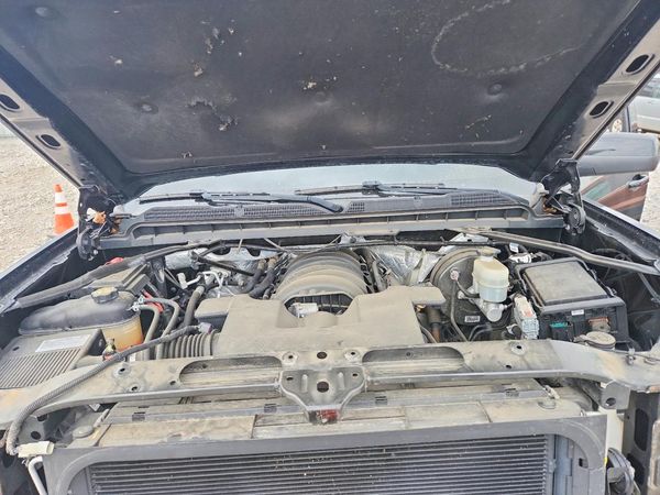 2017 CHEVROLET SILVERADO LT — Engine bay