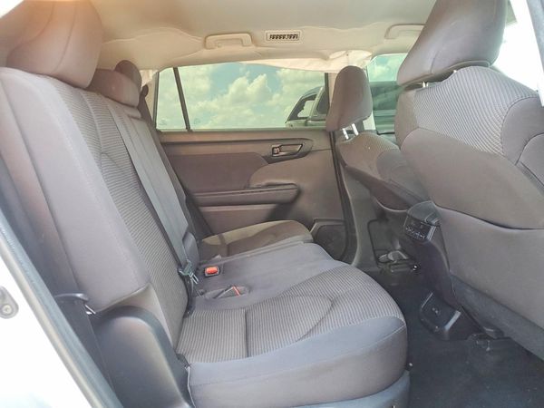 2022 TOYOTA HIGHLANDER LE