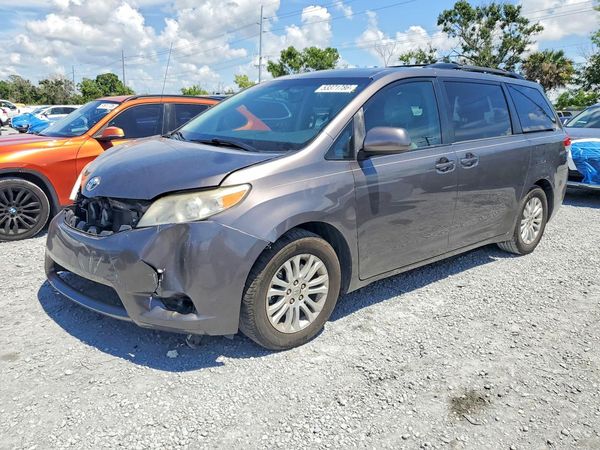2013 TOYOTA SIENNA