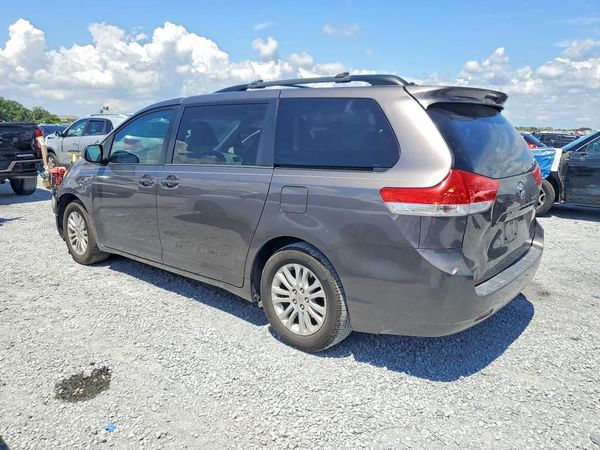 2013 TOYOTA SIENNA