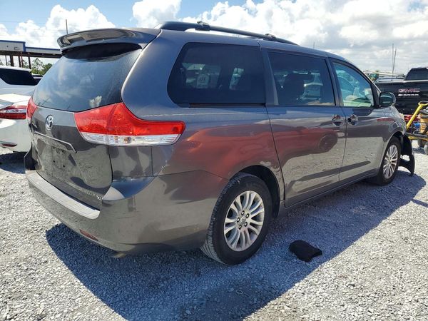 2013 TOYOTA SIENNA
