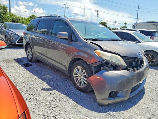 2013 TOYOTA SIENNA