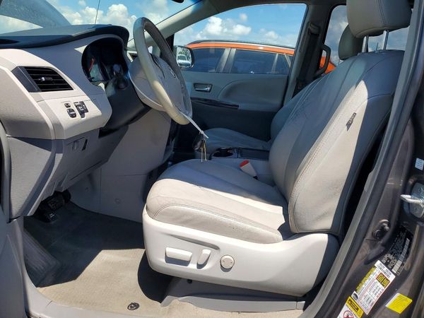 2013 TOYOTA SIENNA