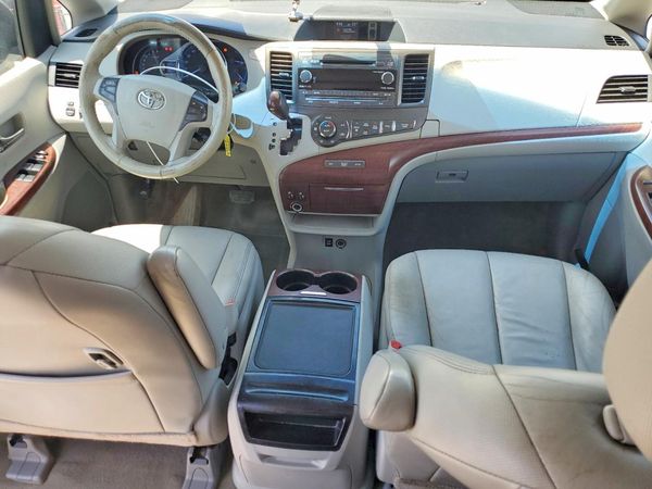 2013 TOYOTA SIENNA