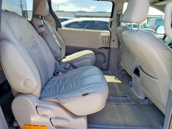 2013 TOYOTA SIENNA