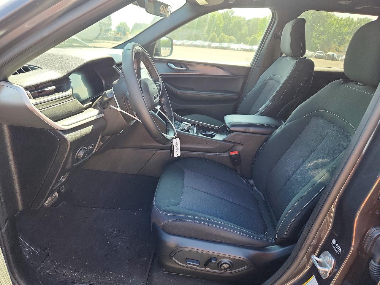 2025 JEEP GRAND CHEROKEE Laredo, Altitude