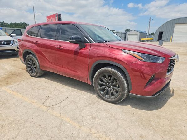 2022 TOYOTA HIGHLANDER LE