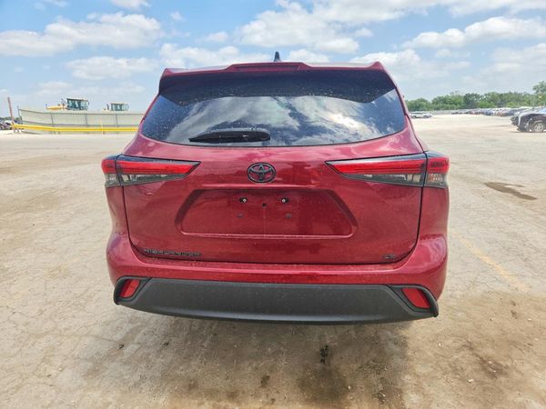 2022 TOYOTA HIGHLANDER LE