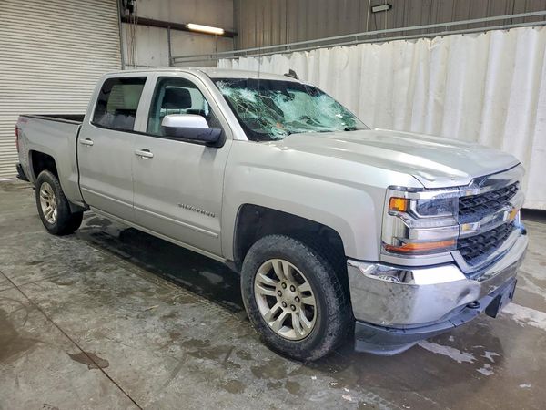 2017 CHEVROLET SILVERADO LT — Passenger 3/4