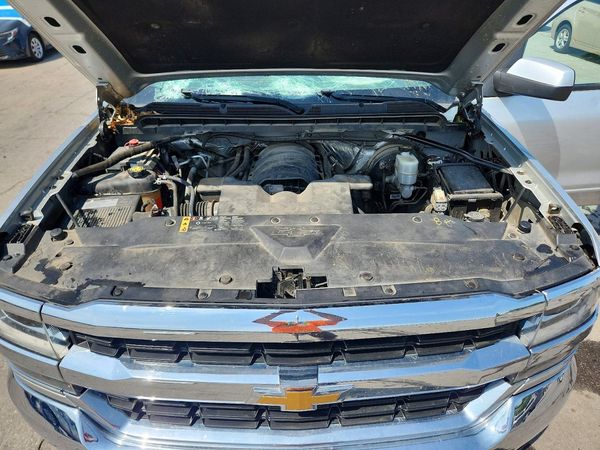 2017 CHEVROLET SILVERADO LT — Engine bay
