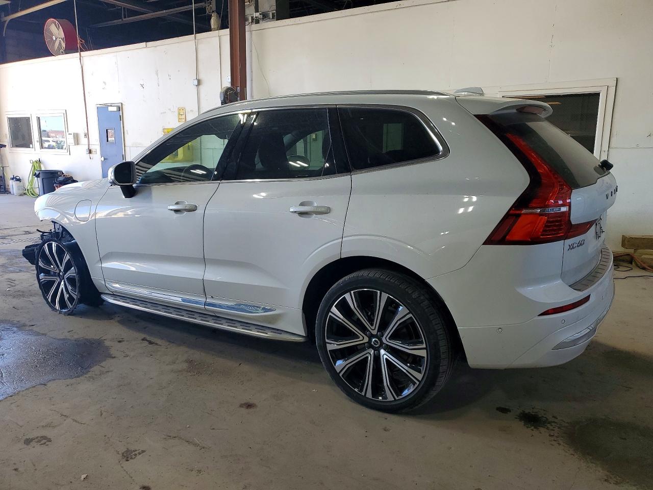 2023 VOLVO XC60 Ultimate Bright