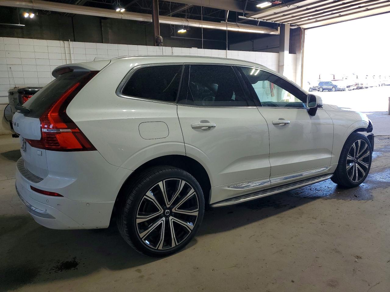 2023 VOLVO XC60 Ultimate Bright