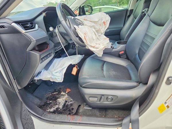 2020 TOYOTA RAV4 Limited — DENT