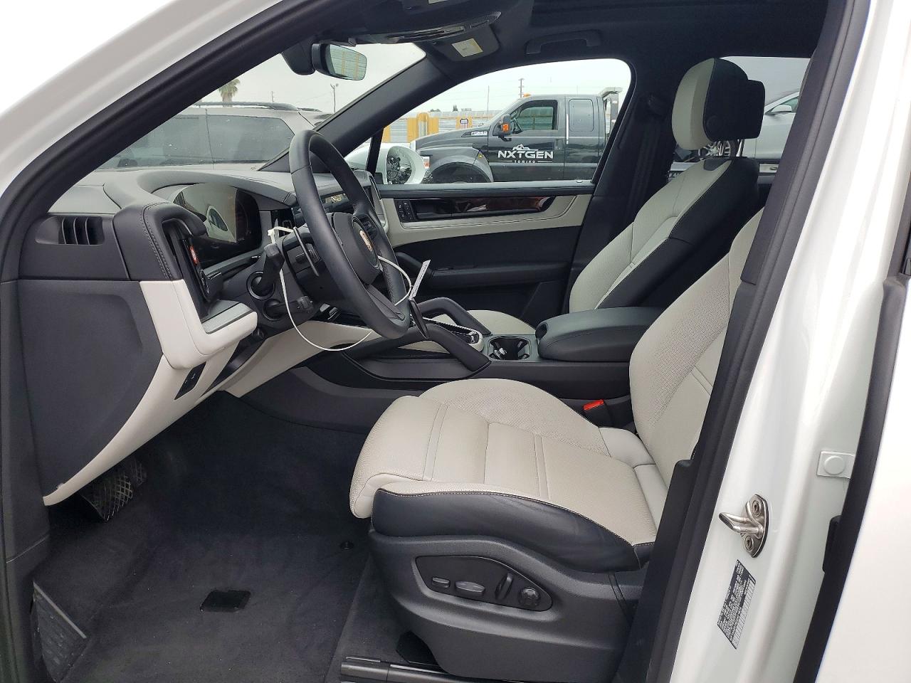 2025 PORSCHE CAYENNE