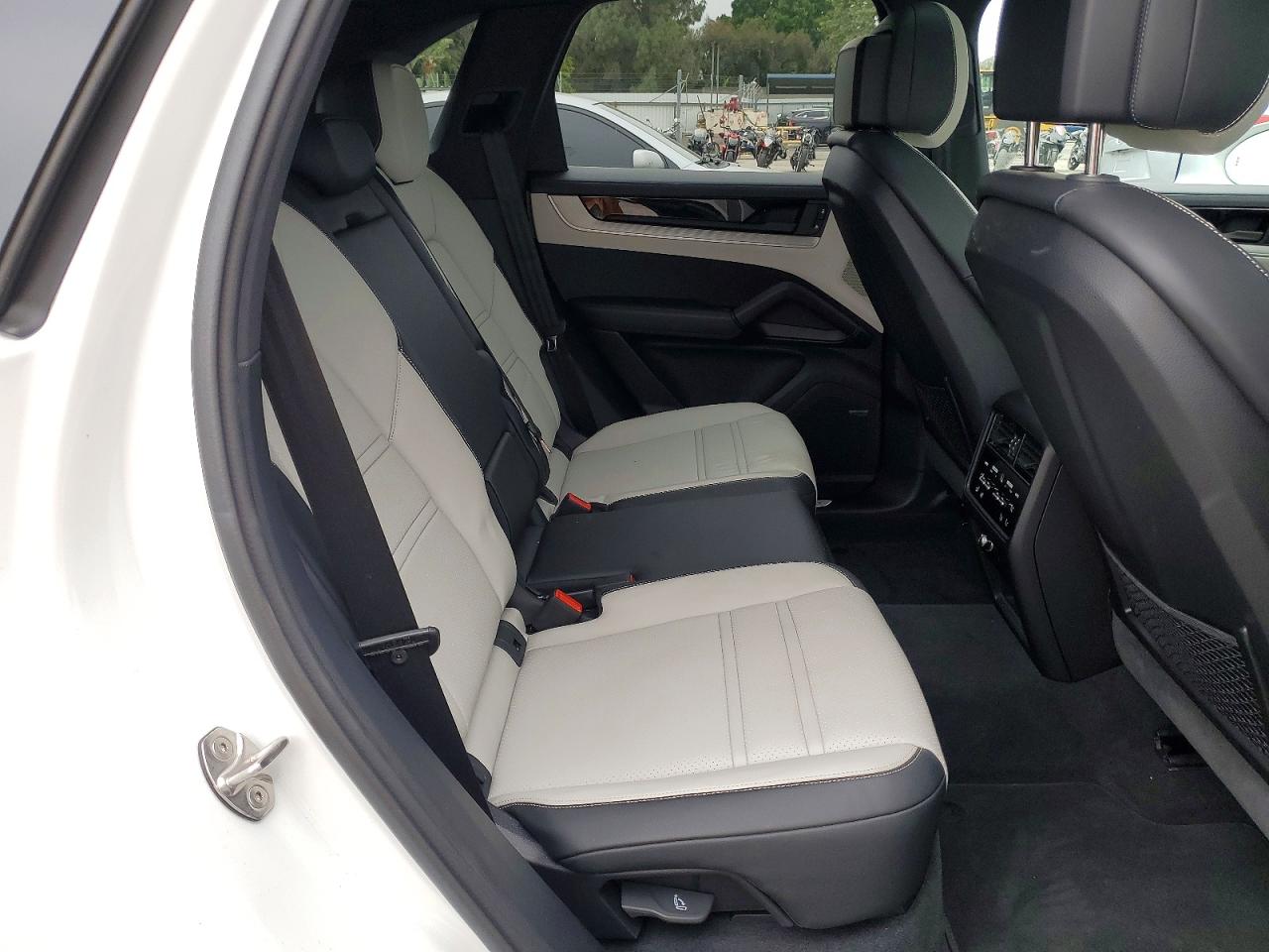 2025 PORSCHE CAYENNE