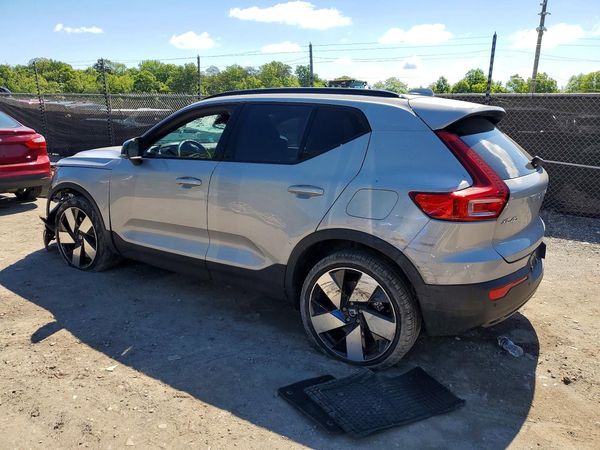 2023 VOLVO XC40
