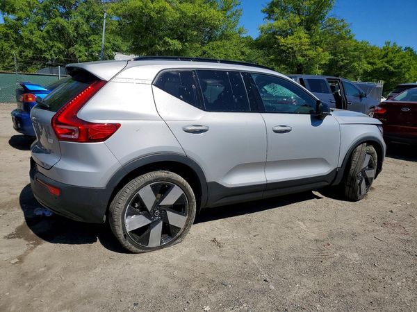 2023 VOLVO XC40