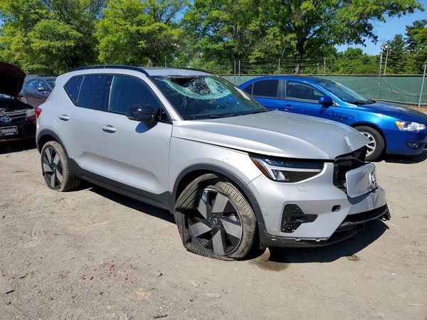 2023 VOLVO XC40