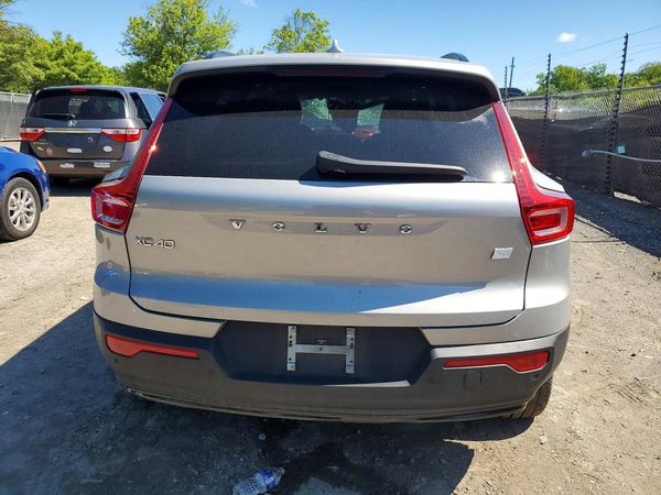 2023 VOLVO XC40