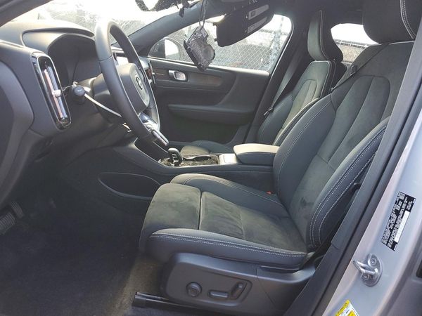 2023 VOLVO XC40