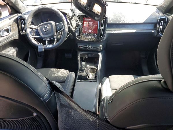 2023 VOLVO XC40