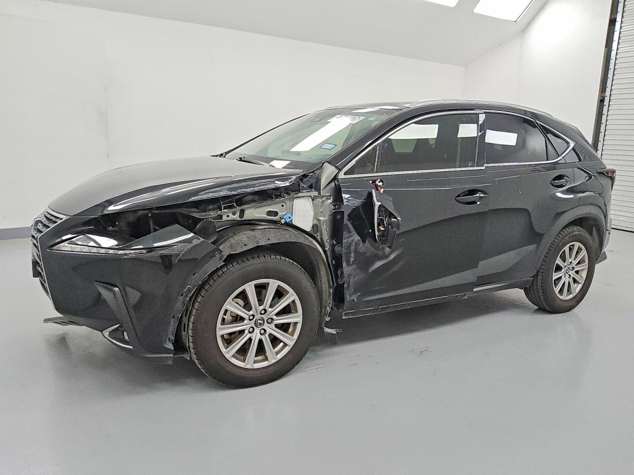 2020 LEXUS NX 300 Comfort — Front 3/4