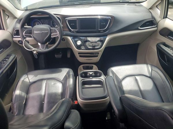 2020 CHRYSLER VOYAGER