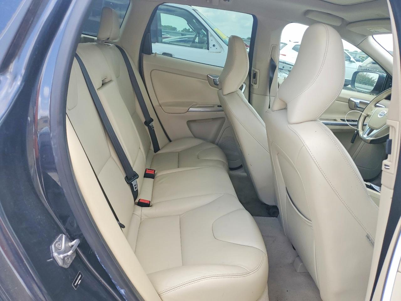 2015 VOLVO XC60 Premier (non R design)