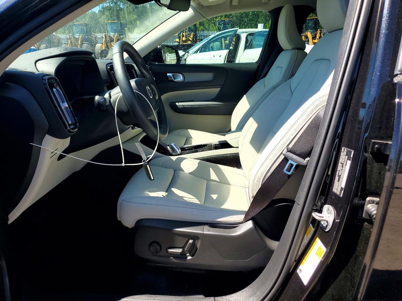 2025 VOLVO XC40 Plus Bright
