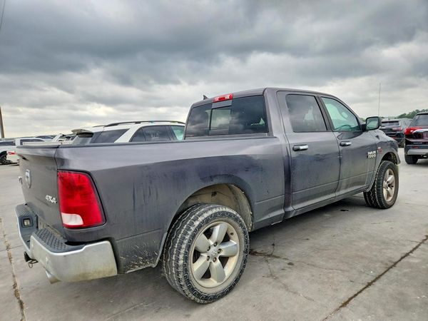 2016 RAM 1500 SLT CREW CAB 4X4