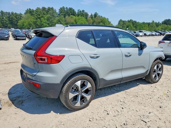 2026 VOLVO XC40 Plus Dark