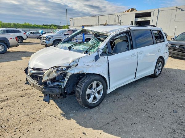 2018 TOYOTA SIENNA LE