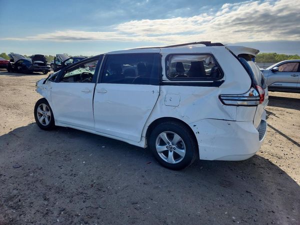 2018 TOYOTA SIENNA LE
