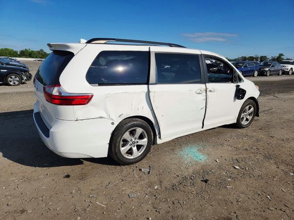 2018 TOYOTA SIENNA LE