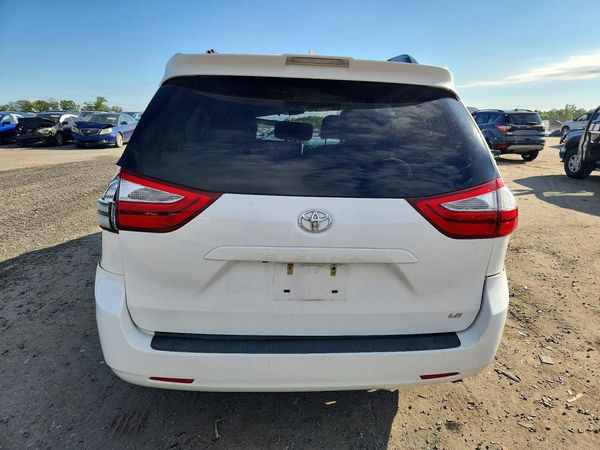 2018 TOYOTA SIENNA LE