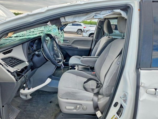 2018 TOYOTA SIENNA LE