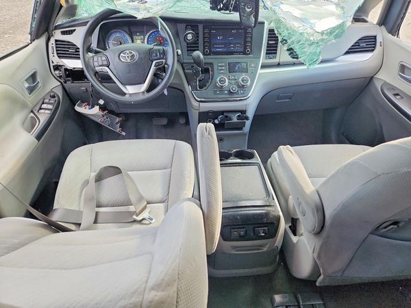2018 TOYOTA SIENNA LE